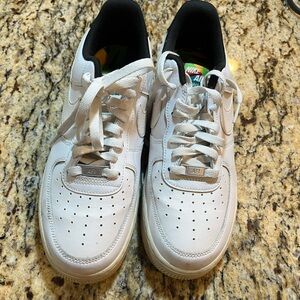 Nike men White and Black Sneakers size 9 in good condition